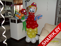 клоун с цветами из шариков